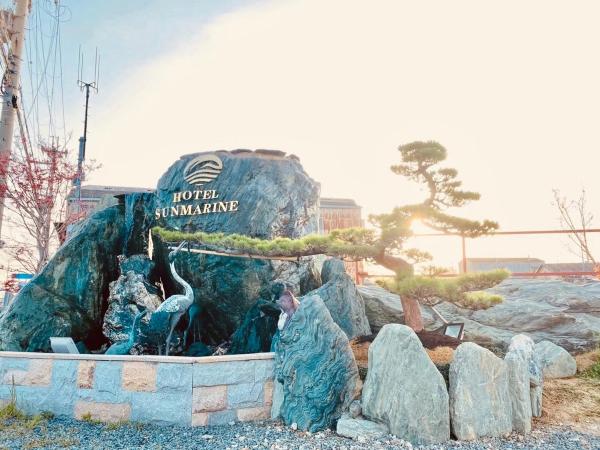 Na foto é possível ver o objeto Hotel Sunmarine localizado na cidade de Bōde.