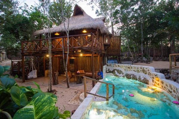 Na zdjęciu widoczny jest obiekt Selvaluna cabaña eco-chic położony w mieście Tulum.