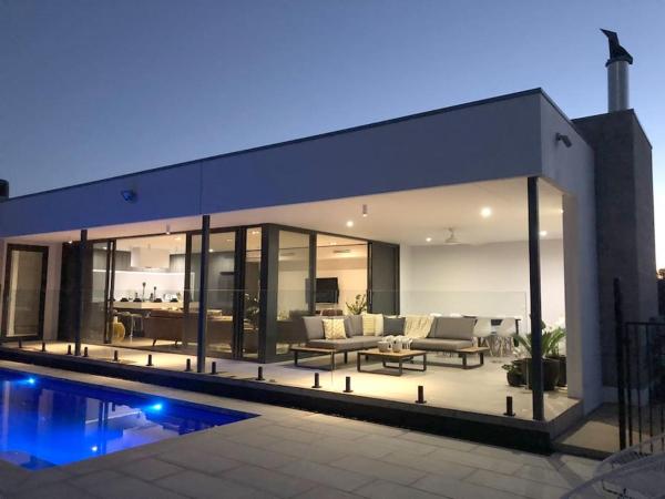 The Sinatra Holiday House In Mulwala - 10 Individual Beds - Yarrawonga