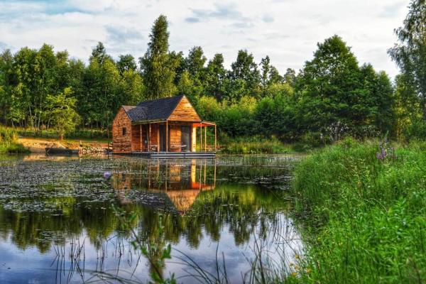 Na zdjęciu widoczny jest obiekt heather hut, off-grid cottage on a pond+2 ha położony w mieście Mielno.