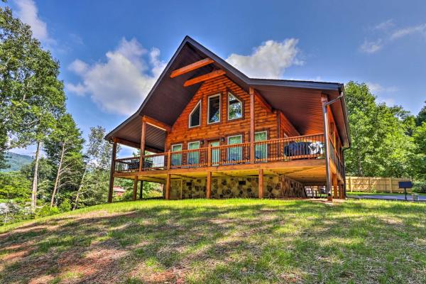 A la foto es mostra l'objecte Sevierville Cabin: Deck w/ Foosball & Hot Tub! situat a la ciutat de Sevierville.