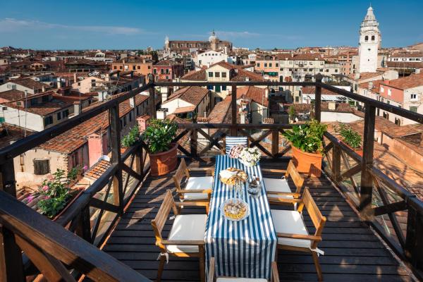 A la foto es mostra l'objecte Penthouse with Rooftop Terrace and 360 Views of Venice - Venice5th situat a la ciutat de Venècia.