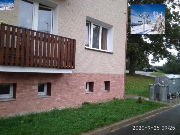 Na zdjęciu widoczny jest obiekt Plně vybavený 2+1byt s balkonem a kójí pro kola a lyže. położony w mieście Hanička.