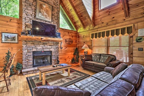 A la foto es mostra l'objecte Pigeon Forge Getaway w/ Covered Patio & Hot Tub! situat a la ciutat de Pigeon Forge.