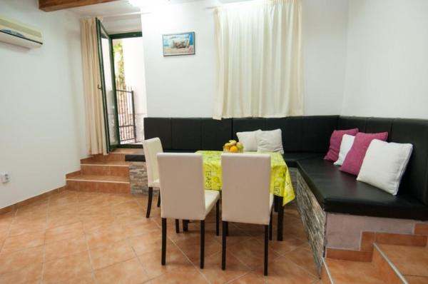 På billedet ses objektet Apartment in Lovran with sea view, terrace, air conditioning, WiFi (3698-2) beliggende i byen Lovran.
