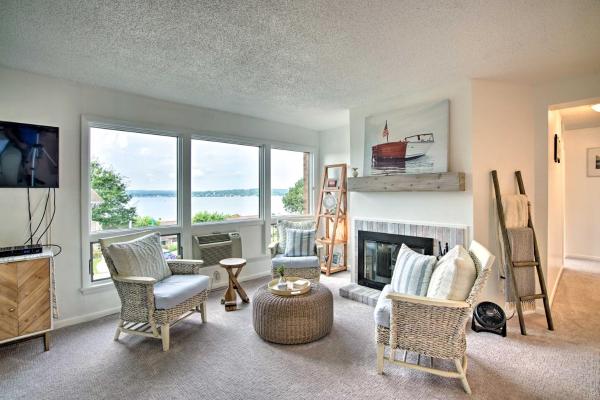 A la foto es mostra l'objecte Lakefront Dewittville Condo with Private Deck! situat a la ciutat de Dewittville.
