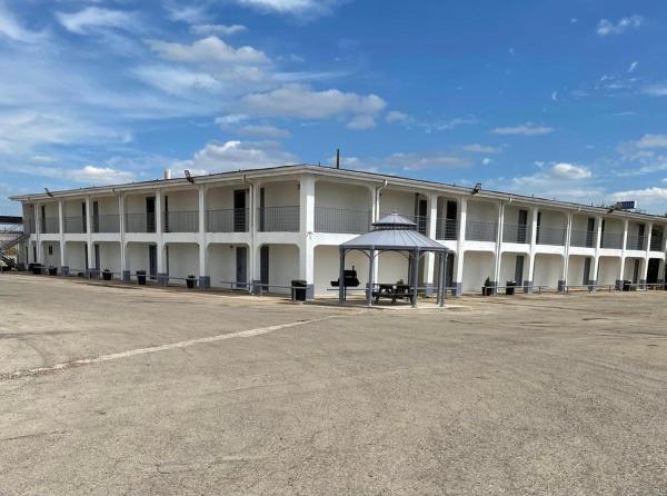 Na fotografii je vidět objekt Dilley executive inn nacházející se ve městě Dilley.