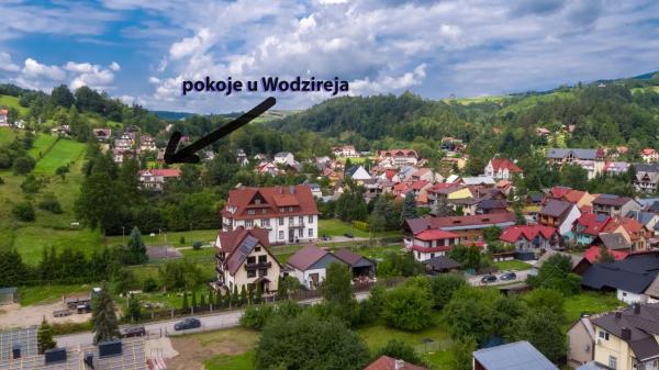 A la foto es mostra l'objecte Pokoje u WODZIREJA situat a la ciutat de Krościenko.