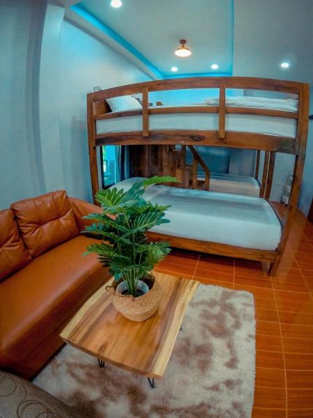 A la foto es mostra l'objecte Naibaan Bed and Cafe situat a la ciutat de Ban Phlao.