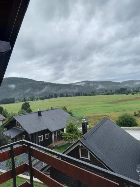 Na foto é possível ver o objeto Apartman Suhi vrh localizado na cidade de Ravna Gora.