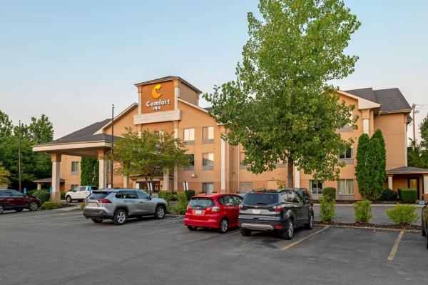 The photo shows the Comfort Inn located in the city of Summit Station.