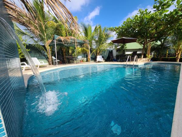 The photo shows the Jaco Surf Beachbungalow located in the city of Jacó.