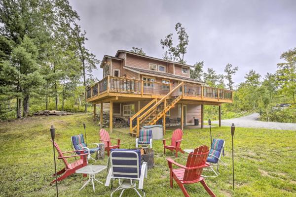 En la foto se muestra el objeto Serene Long Lake Cabin with Deck and Fire Pit! ubicado en la ciudad de Prairie Farm.