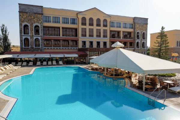 На фото показан объект Caucasus Hotel, расположенный в городе Kʼasakh.