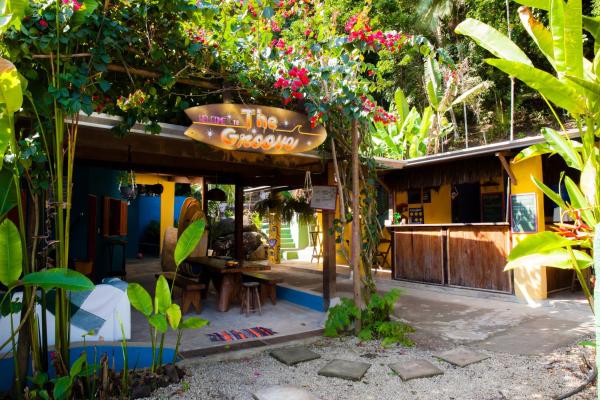 写真にはウバトゥバ市にあるSintonia Surf Hostel e Barが写っています。