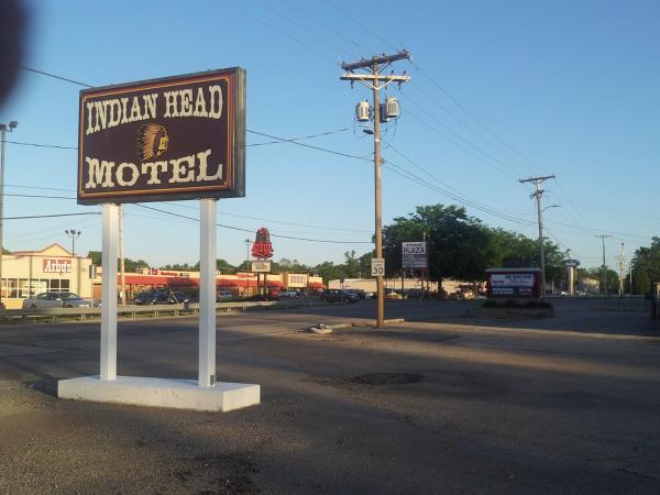 A la foto es mostra l'objecte Indian Head Motel situat a la ciutat de Winamac.