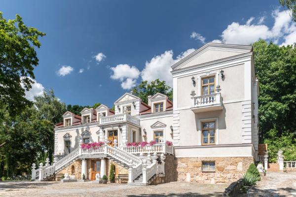 Na zdjęciu widoczny jest obiekt Tarnovsky Hotel, Resort & SPA położony w mieście Kunów.