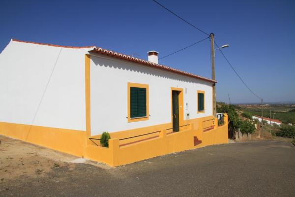 Na fotografii je vidět objekt Casa dos Avós nacházející se ve městě Selmes.