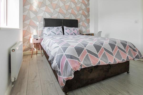 A la foto es mostra l'objecte Pink Sapphire Double Room with En-suite & Wifi situat a la ciutat de Mickleover.