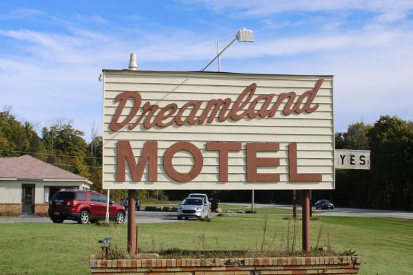 A la foto es mostra l'objecte adoba® Dreamland situat a la ciutat de Curtis.