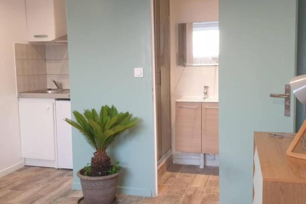 A la foto es mostra l'objecte Meudon: Adorable studio tout équipé, neuf et calme situat a la ciutat de Meudon.