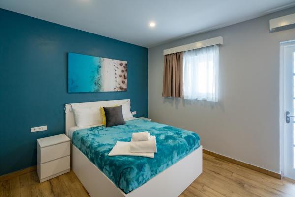 Værelse med queensize-seng og udsigt ud over svømmebassinet — 20 m² - Bed & Bike Curacao - Jan Thiel