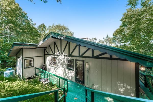 A la foto es mostra l'objecte Dogwood Branch situat a la ciutat de Beech Mountain.