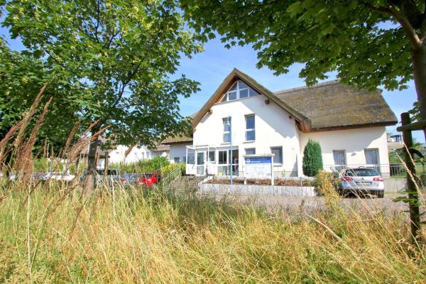 Na zdjęciu widoczny jest obiekt F-1010 Strandhaus Mönchgut Bed&Breakfast DZ 23 Terrasse, strandnah, inkl Frühstück położony w mieście Lobbe.