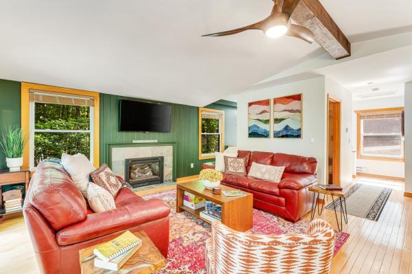 A la foto es mostra l'objecte Bee & Bae Hideaway situat a la ciutat de Beech Mountain.
