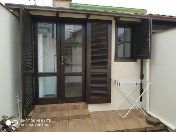 På billedet ses objektet Kitinet para 2 pessoas próximo do mar - Ingleses - Com garagem beliggende i byen Florianópolis.