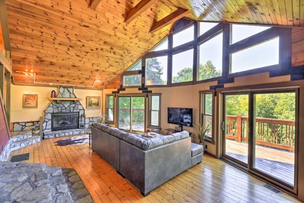 Kuva 1: Family Cabin w/ Fire Pit, 9 Mi to Sugar Mtn Slopes