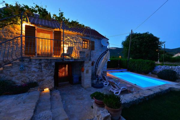 Na zdjęciu widoczny jest obiekt Home Sweet Home traditional Dalmatian house with pool położony w mieście Vrsine.
