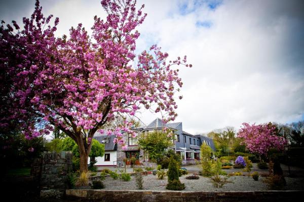Na fotografii je vidět objekt Kathleens Country House nacházející se ve městě Killarney.