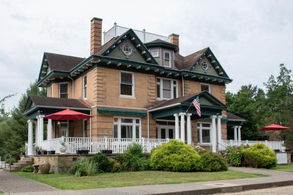 Na fotografii je vidět objekt Elk River Hotel & Cafe nacházející se ve městě Rosedale.