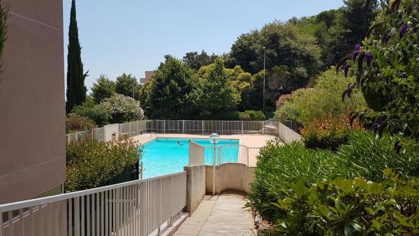 Auf dem Foto ist das Objekt Park Fabron 2 Pieces Terrasse Piscine Parking in der Stadt Nizza zu sehen.