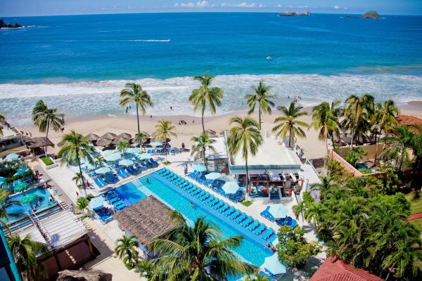 The photo shows the Fontan Ixtapa located in the city of Ixtapa.