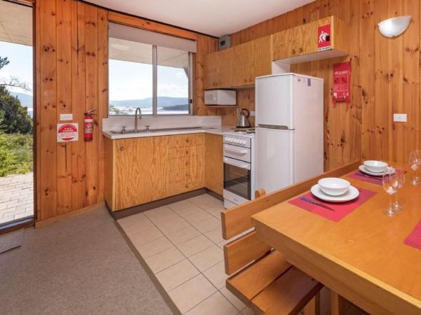 Kuvassa näkyy kohde Seeblick 2 - 1BR Lakefront Apartment l Central Location l Off-Street Parking, joka sijaitsee kaupungissa Jindabyne.