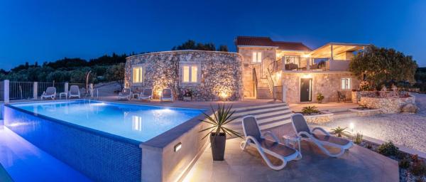 På billedet ses objektet Villa Lukrecija Stonehouse beliggende i byen Supetar.