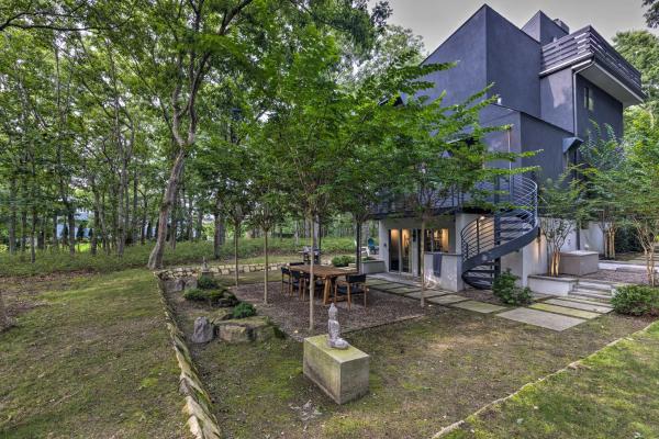 Unique Southampton Getaway With Rooftop Deck! - Long Island, NY