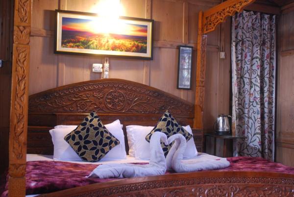 A la foto es mostra l'objecte Young Shahzada Group of Houseboats situat a la ciutat de Srinagar.
