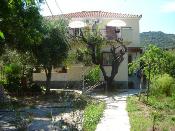 A la foto es mostra l'objecte Vassilis Studios situat a la ciutat de Skoutaros.