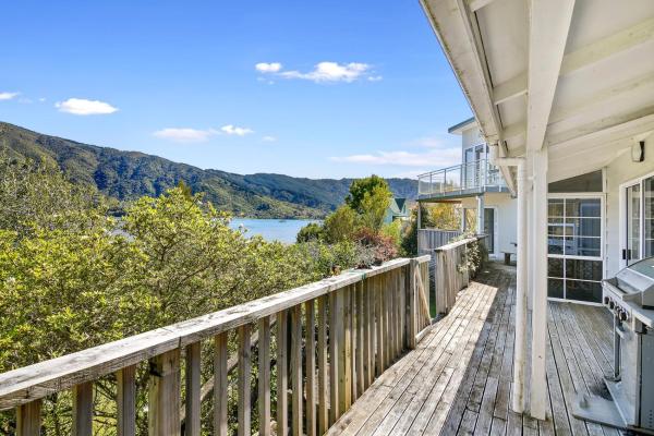 A la foto es mostra l'objecte Millard House - Marlborough Sounds situat a la ciutat de Grove.