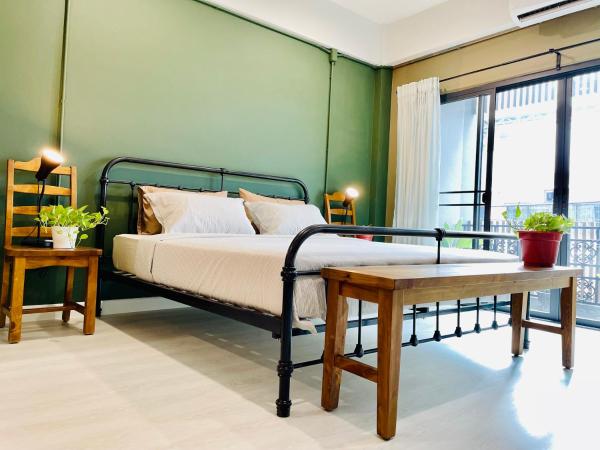 写真にはパックレ市にあるGrasshopper Bed and Cafeが写っています。
