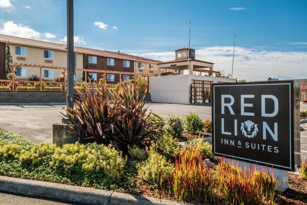 The photo shows the Red Lion Inn & Suites Sequim at Olympic National Park located in the city of Sequim.
