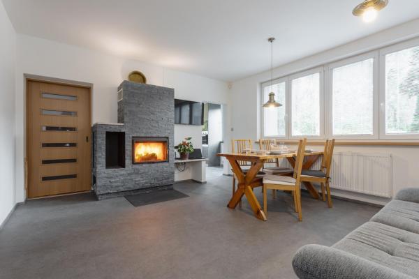 Na fotografii je vidět objekt Villa Lhota nacházející se ve městě Byšice.