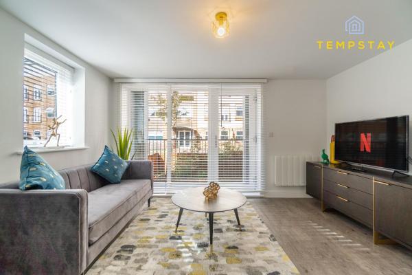 Na zdjęciu widoczny jest obiekt HIGH SPEC MODERN APARTMENT PRIME LOCATION! PARKING - By Tempstay położony w mieście Reading.