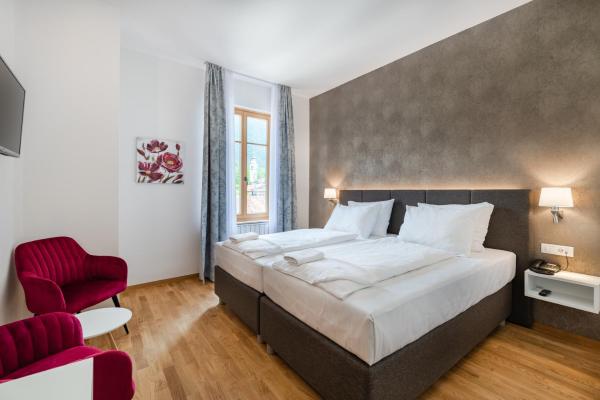 A la foto es mostra l'objecte Hotel Dvorec situat a la ciutat de Tolmin.