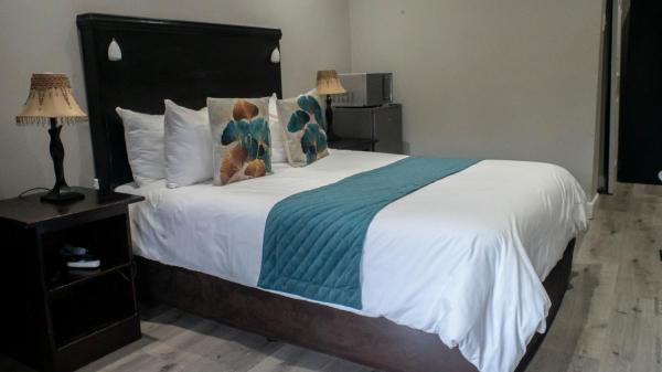 Forest Hills Lodge Modern Room - Louis Trichardt