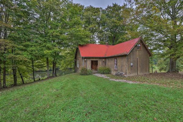 Zdjęcie 3: Rustic Cabin in the Woods 2-Acre Fishing Pond!