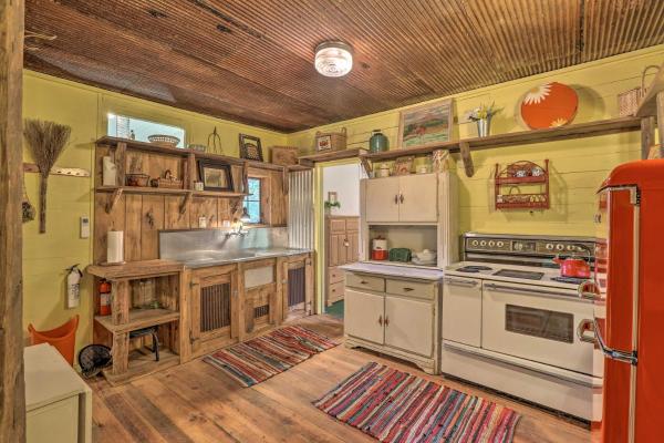 Zdjęcie 9: Rustic Cabin in the Woods 2-Acre Fishing Pond!